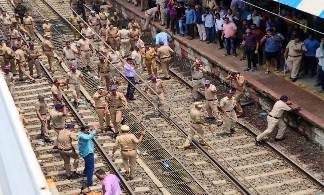 Badlapur railway station was finally cleared after police lathi charge to disperse the protesters sitting on the railway tracks in Badlapur.