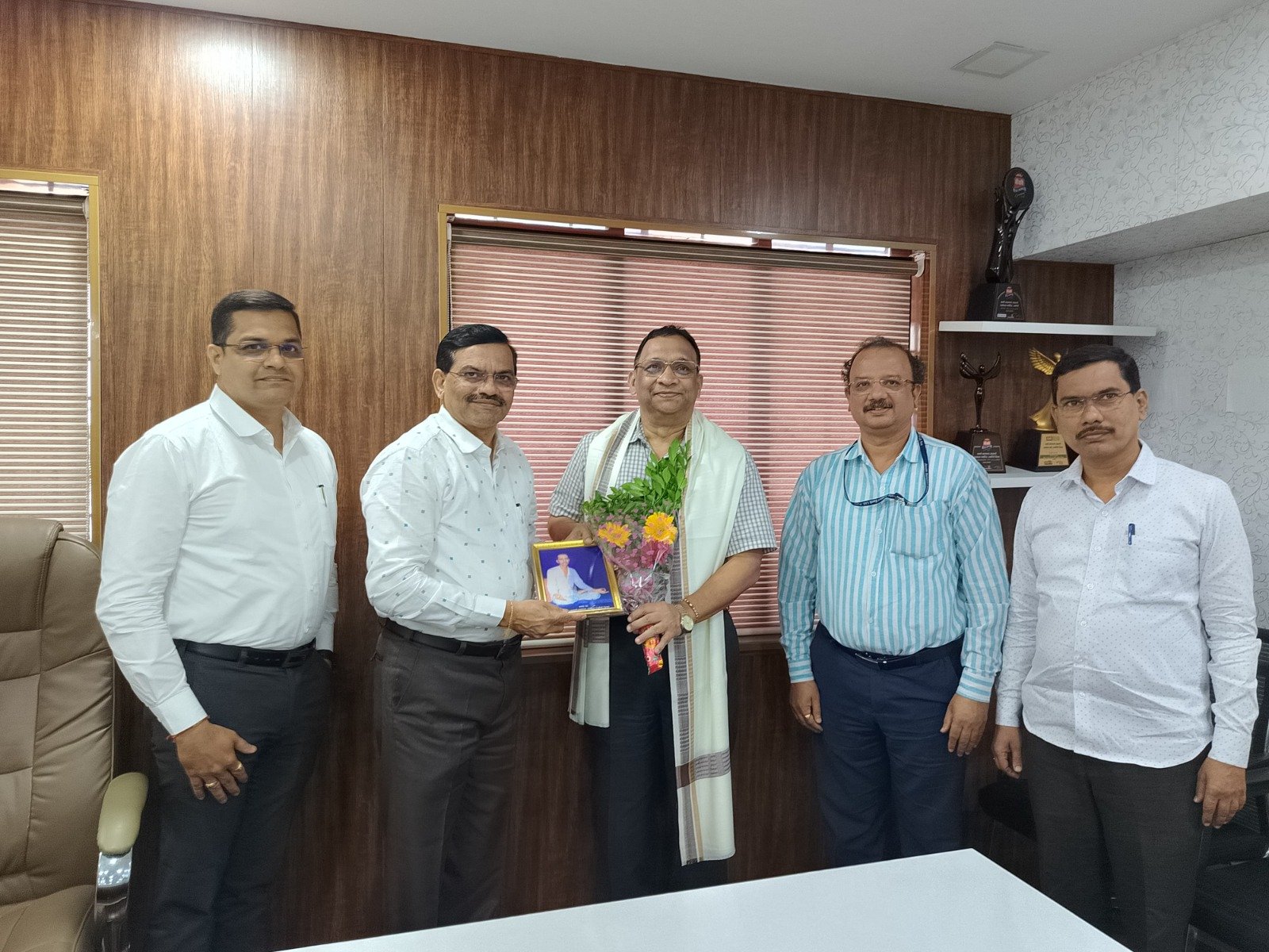 Goodwill visit of internationally renowned economist, lecturer, writer, poet and scholar of Tilak’s biography Mr. Chandrasekhar Tilak to Swami Swaroopanand Sahakari Patsanstha