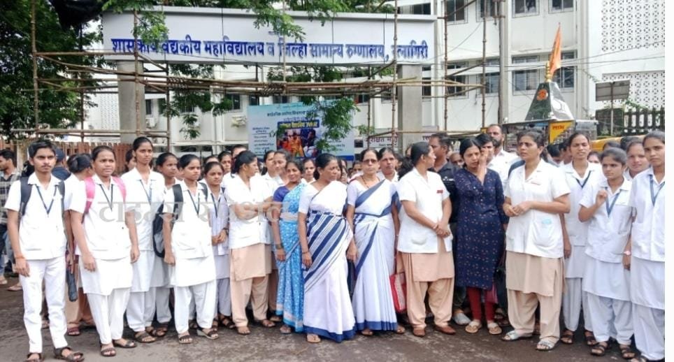 All the women employees of the health department went on strike after the incident of torture on the trainee nurse at Champak Maidan, Udiyam Nagar.