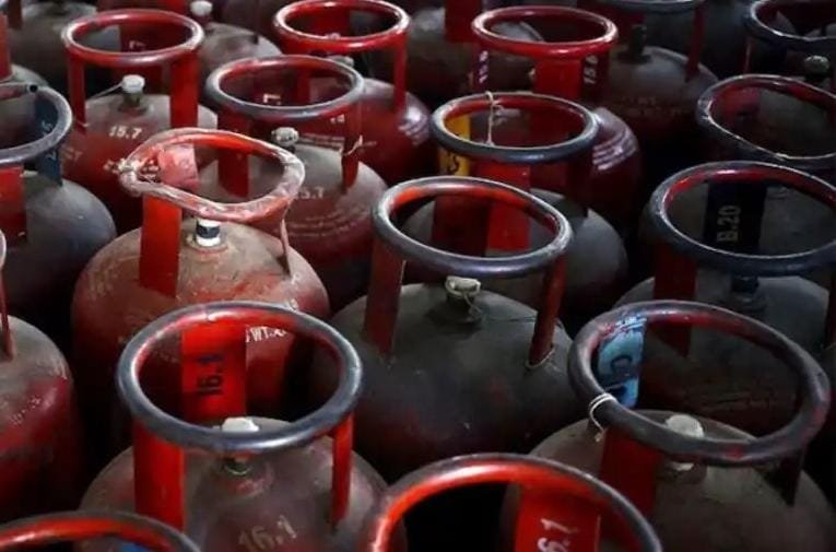 Commercial LPG gas cylinder price hiked by Rs.39.