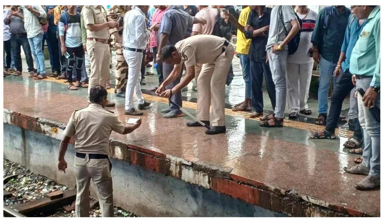 Firing at Badlapur railway station, watch video. A man shot two people, police are investigating.