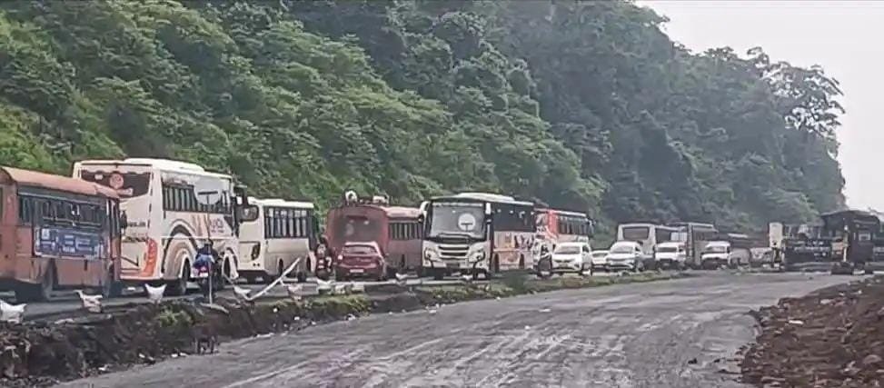 Traffic congestion on the Mumbai Goa highway for the second day in a row.