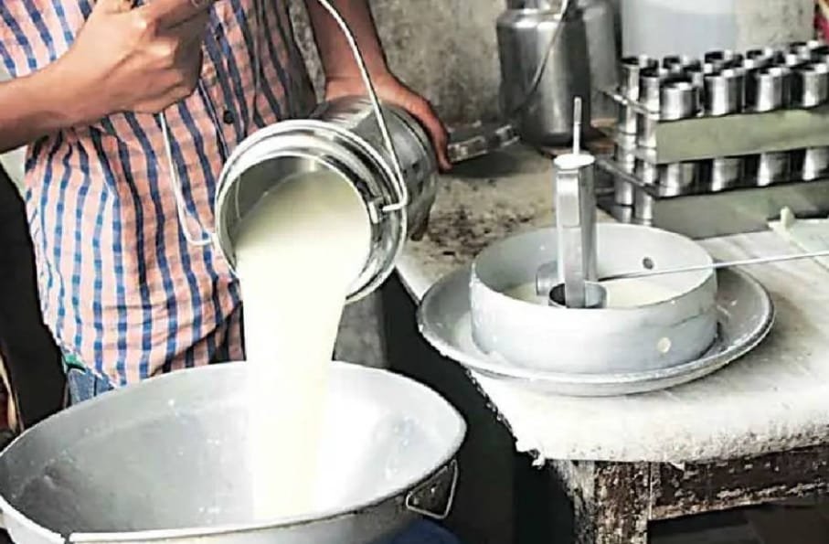 285 liters of adulterated milk seized in Mumbai; Action of Food and Drug Administration in Malad!