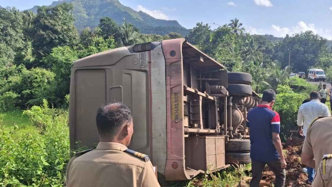 The Pune-Panaji Hirakni bus overturned while sidestepping an oncoming truck at Ringewadi at the foot of Bhuibavadai Ghat.