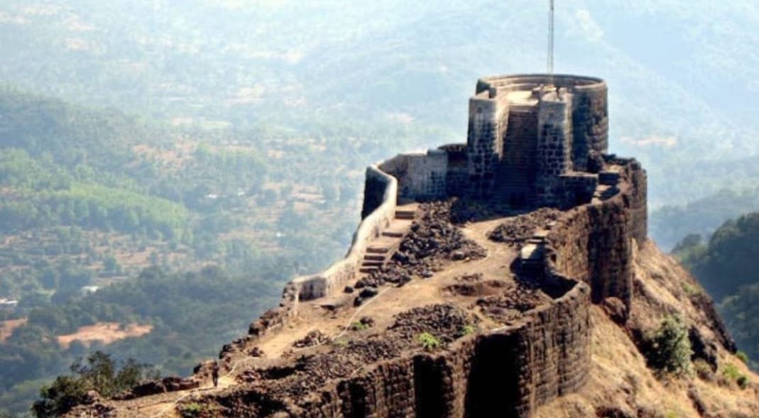 Pratapgarh State Protected Monument declared! Satara: The historic Pratapgad (now Mahabaleshwar) fort in Satara has been declared as a protected monument by the state government. Soon his team will visit the fort to nominate Pratapgad in the World Heritage Site 2024 list by UNESCO. Accordingly, the notification of the government has gained importance by declaring ancient and historical monuments as protected monuments.